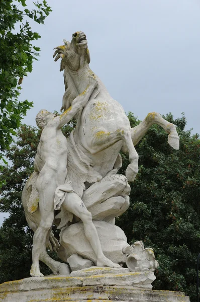 França, estátua no parque clássico de Marly le Roi — Fotografia de Stock
