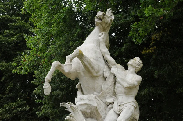 Francia, estatua en el parque clásico de Marly le Roi —  Fotos de Stock