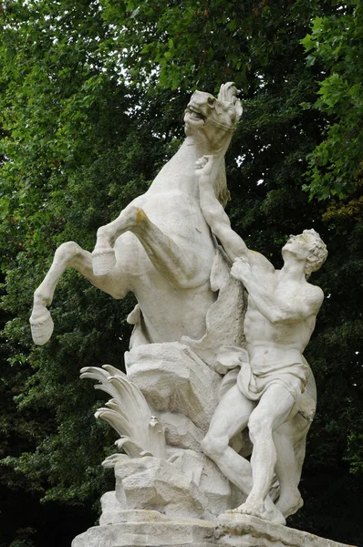 Standbeeld in het klassieke park van marly le roi, Frankrijk — Stockfoto