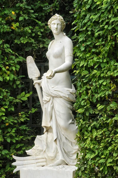 Francia, estatua en Domes Grove en el parque del Palacio de Versalles —  Fotos de Stock