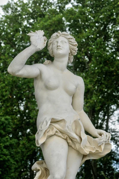 フランス ヴェルサイユ宮殿の公園での像 — ストック写真