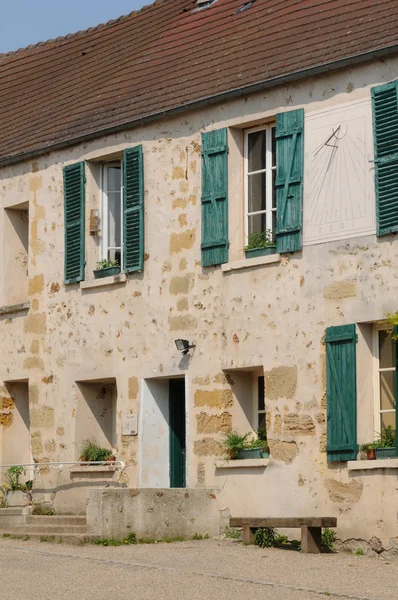 Francia, la pintoresca ciudad de Jouy le Moutier en Ile de France — Foto de Stock