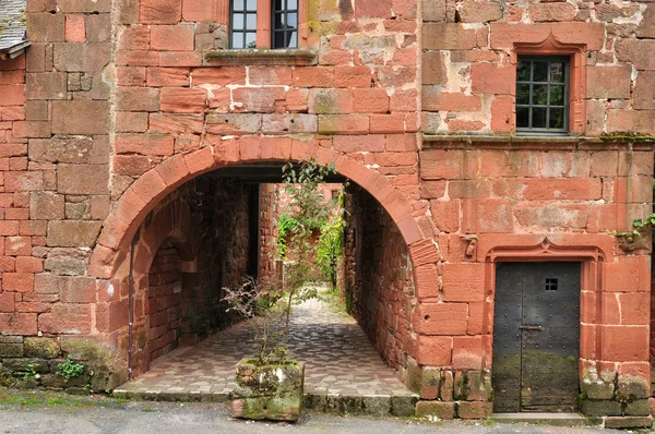 Francia, pittoresco villaggio di Collonges la Rouge — Foto Stock