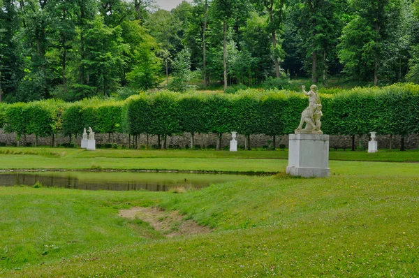 Франція, статуя в класичному парку Марлі-ле-Руа — стокове фото