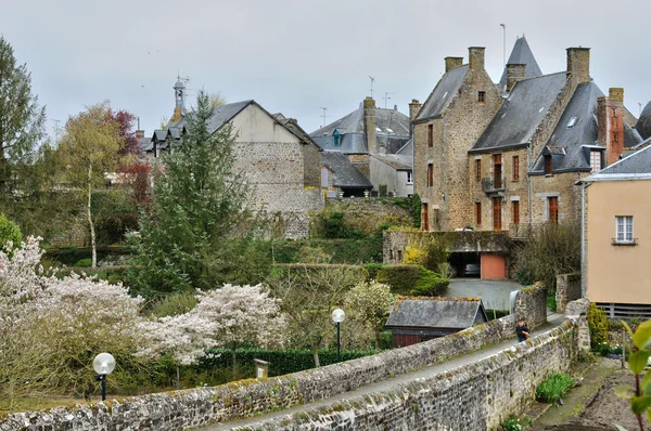Frankrike, den pittoreske landsbyen Lassay les Chateaux i Mayenne – stockfoto