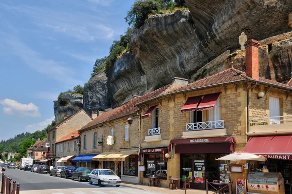 Francia, pittoresco villaggio di Les Eyzies — Foto Stock