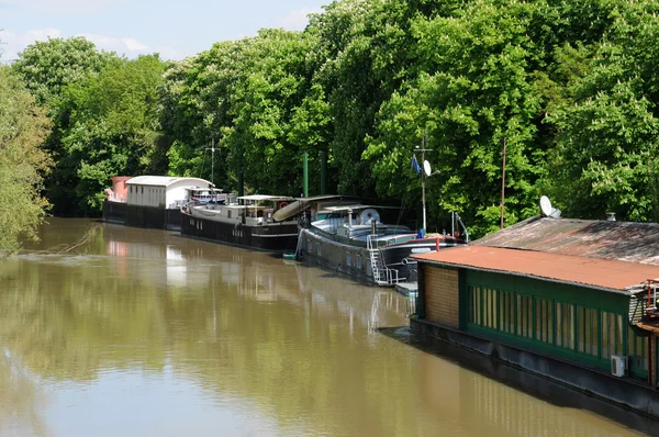 Francja, malowniczym mieście poissy z w ile de france — Zdjęcie stockowe