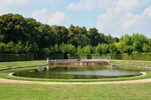 Garden of Grand Trianon in Marie Antoinette estate — Stock Photo, Image