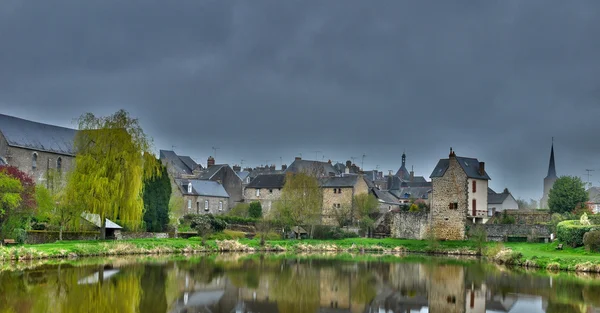 Γαλλία, γραφικό χωριό του lassay les κάστρα στη mayenne — Φωτογραφία Αρχείου