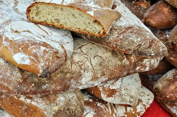 Salignac 在市场上面包 — 图库照片