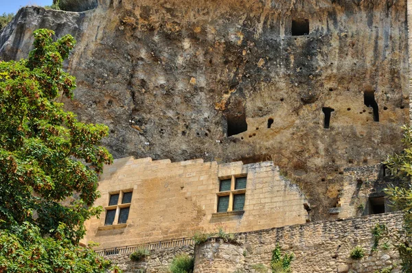 Francia, pintoresco pueblo de Les Eyzies — Foto de Stock