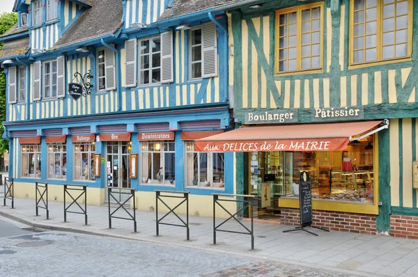 Frankrike, pittoreska staden pont l Évêque i normandie — Stockfoto