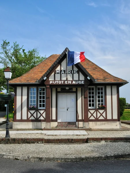 Francia, el pintoresco pueblo de Putot en Auge — Foto de Stock