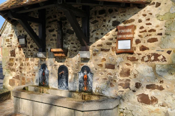 Frankrike, saint bernard fontän i soligny la trappe — Stockfoto