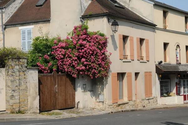 Francja, malowniczej miejscowości jouy le moutier w ile de france — Zdjęcie stockowe