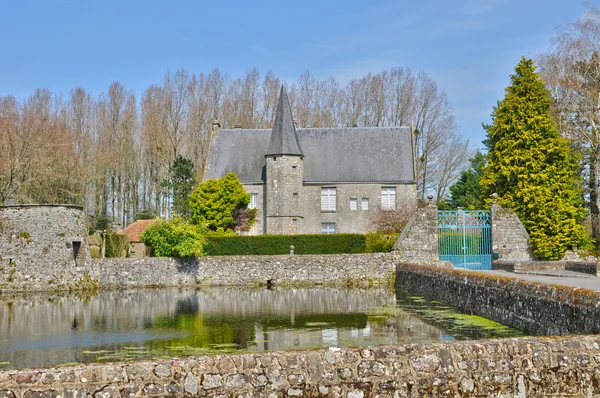 França, pitoresca aldeia de Joue du Bois — Fotografia de Stock