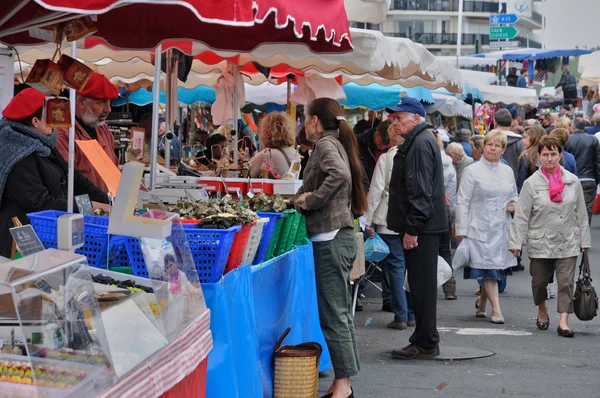 Francie, malebný trh trouville do normandie — Stock fotografie