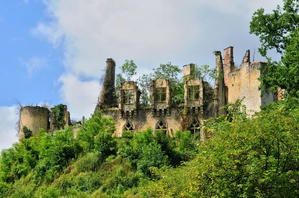Франция, замок Палуэль среднего возраста в Дордоне — стоковое фото