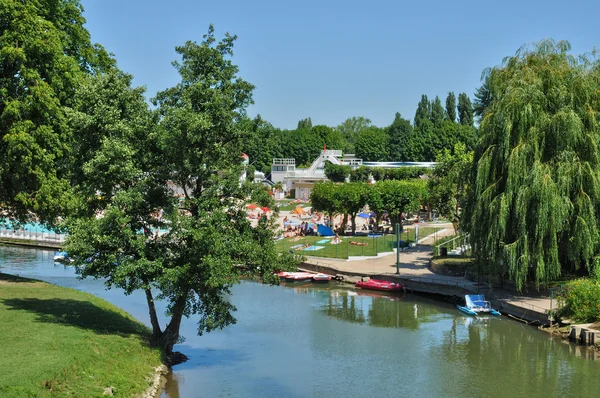 Francia, pittoresca città di l Isle Adam nell'Isola di Francia — Foto Stock