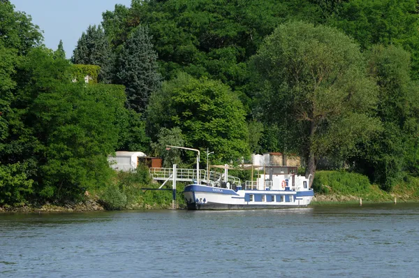 France, barge on Seine river in Triel Sur Seine — Stock Photo, Image