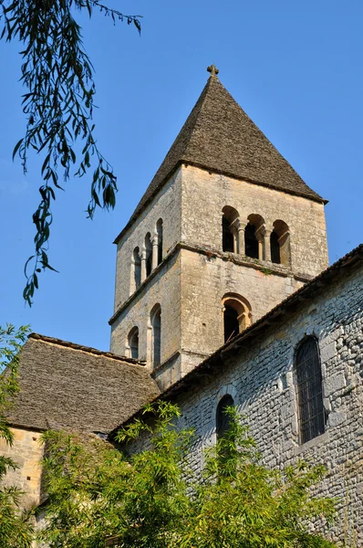 法国圣莱昂 sur 洞窟群教会在佩里戈尔 — 图库照片