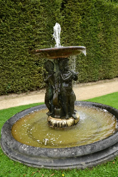 Frankrijk, een fontein in het versailles paleis park — Stockfoto