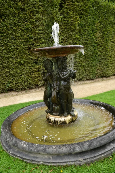 França, uma fonte no parque do Palácio de Versalhes — Fotografia de Stock