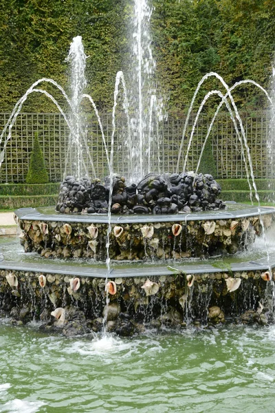 フランス ヴェルサイユ宮殿の公園で 3 つの噴水のグローブ — ストック写真