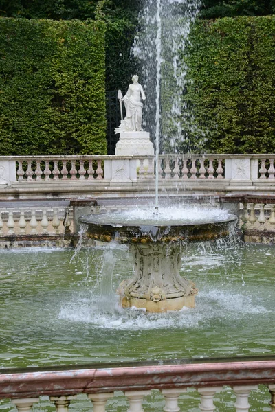 Франція, куполи grove в парку Версальський палац — стокове фото