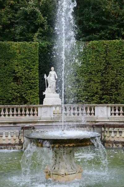 Frankrike, kupoler grove i palatset park i versailles — Stockfoto