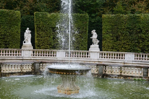 França, Domes Grove no parque do Palácio de Versalhes — Fotografia de Stock