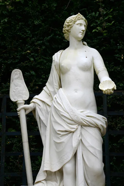 Frankrijk, marmeren standbeeld in het park van de paleis versailles — Stockfoto