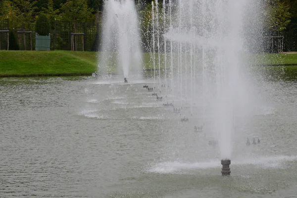 Francia, fuente en el parque Palacio de Versalles — Foto de Stock