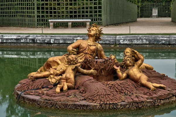 Frankrijk, een fontein in het versailles paleis park — Stockfoto