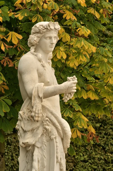 França, estátua de mármore no parque do Palácio de Versalhes — Fotografia de Stock