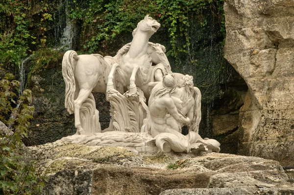 フランス ヴェルサイユ宮殿の公園でアポロ浴場グローブ — ストック写真