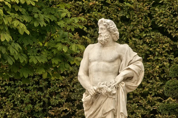 França, estátua de mármore no parque do Palácio de Versalhes — Fotografia de Stock