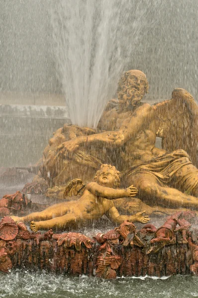 Fransa, versailles Sarayı parkta bir çeşme — Stok fotoğraf