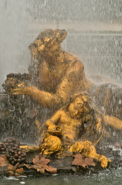 Ranska, suihkulähde Versaillesin palatsin puistossa — kuvapankkivalokuva