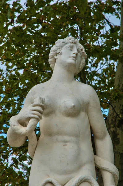 Frankreich, Marmorstatue im Schlosspark von Versailles — Stockfoto