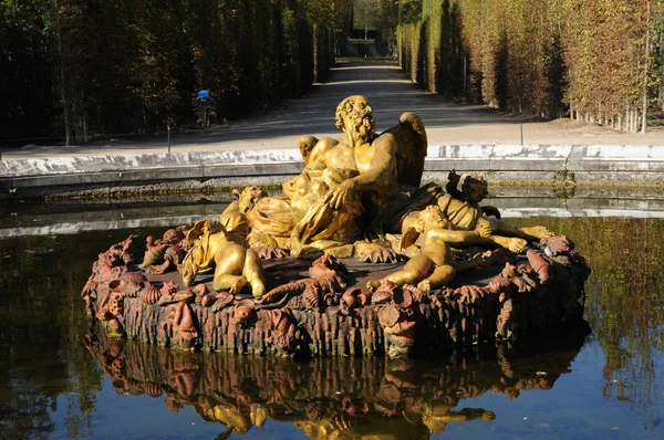 Fransa, versailles Sarayı parkta bir çeşme — Stok fotoğraf