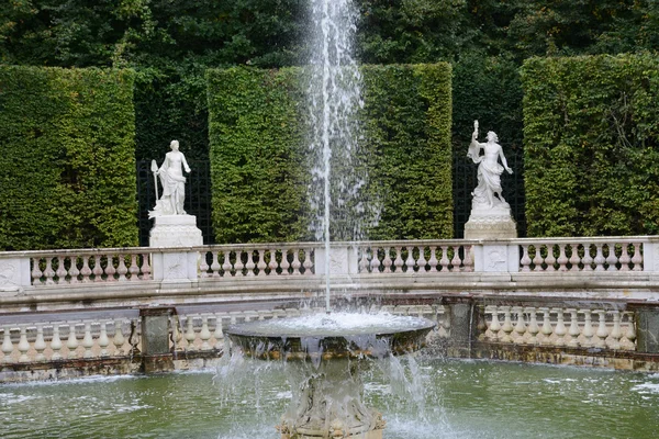 Frankrijk, koepels grove in het park van versailles paleis — Stockfoto