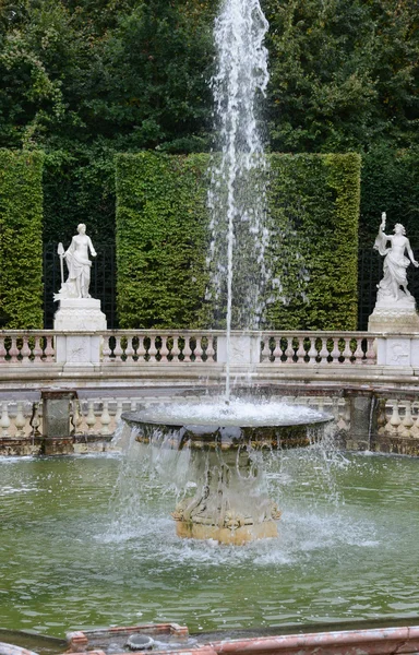 Francia, Domes Grove en el parque del Palacio de Versalles — Foto de Stock