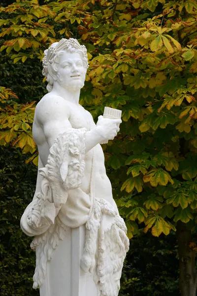 Francia, statua in marmo nel parco del Palazzo di Versailles — Foto Stock