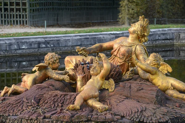 França, uma fonte no parque do Palácio de Versalhes — Fotografia de Stock