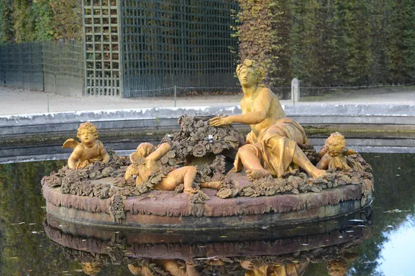 Francja, fontanna w parku pałacu wersalskiego — Zdjęcie stockowe