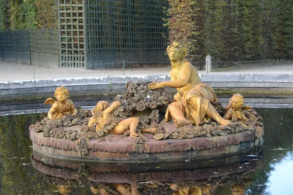 Frankrijk, een fontein in het versailles paleis park — Stockfoto