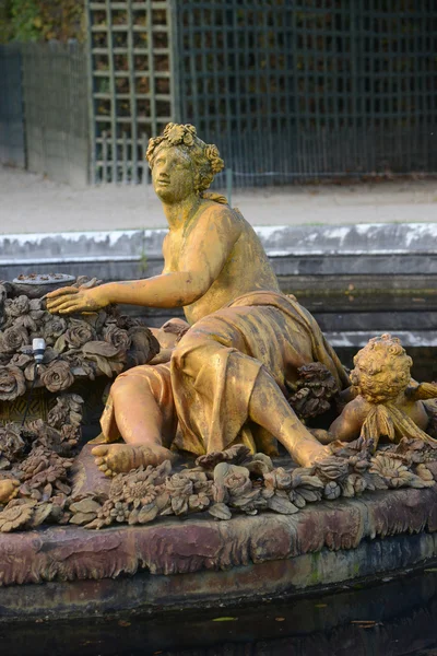 Francja, fontanna w parku pałacu wersalskiego — Zdjęcie stockowe