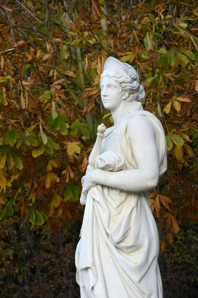 Frankreich, Marmorstatue im Schlosspark von Versailles — Stockfoto