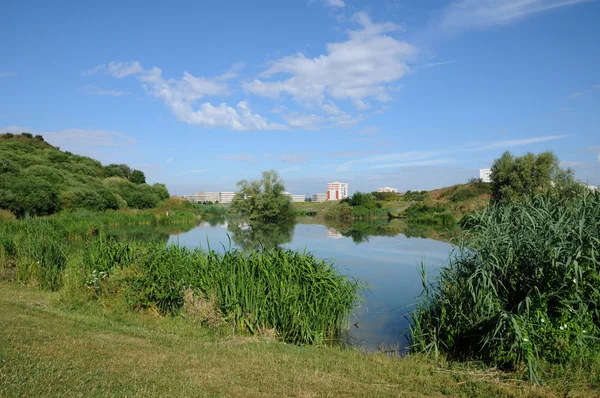 Francia, pintoresca ciudad de les Mureaux en Les Yvelines — Foto de Stock